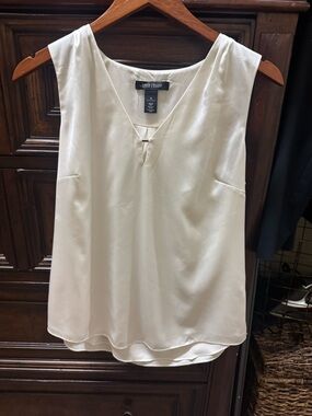 White House Black House Cream V-Neck Sleeveless Blouse